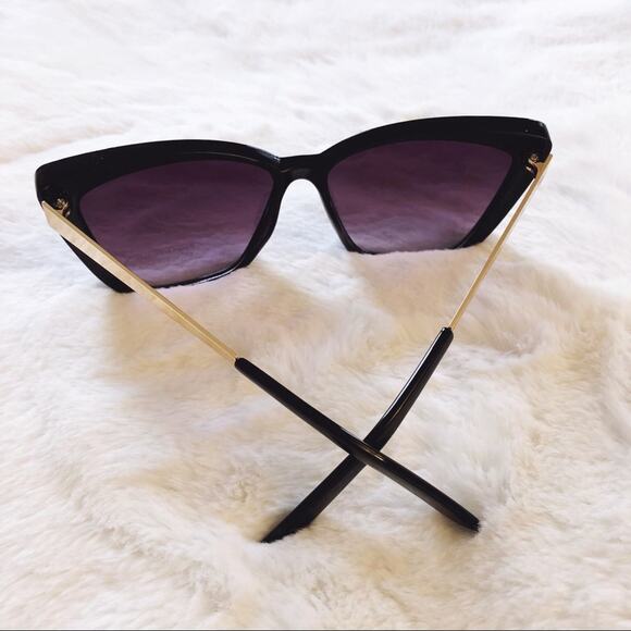 Hannah Black Oversized Cat Eye Sunglasses - Picture 10 of 11